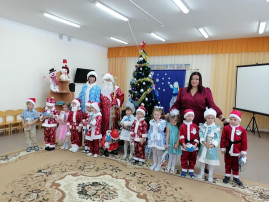 Новогодний утренник в средней группе "Лучики" Новогодний утренник в средней группе "Лучики".
