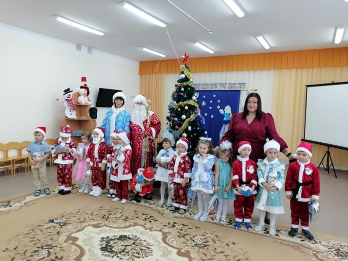Новогодний утренник в средней группе "Лучики" Новогодний утренник в средней группе "Лучики".