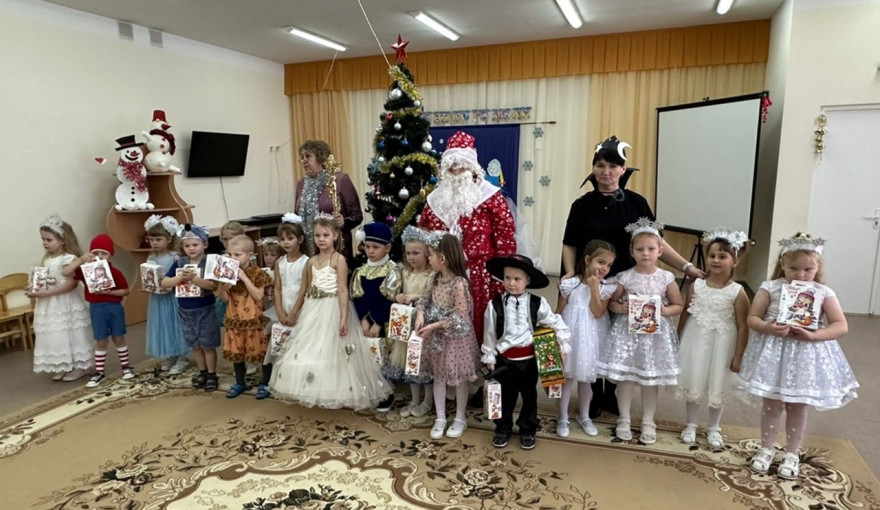Новогодний утренник в старшей группе "Радуга" Новогодний утренник в старшей группе "Радуга".